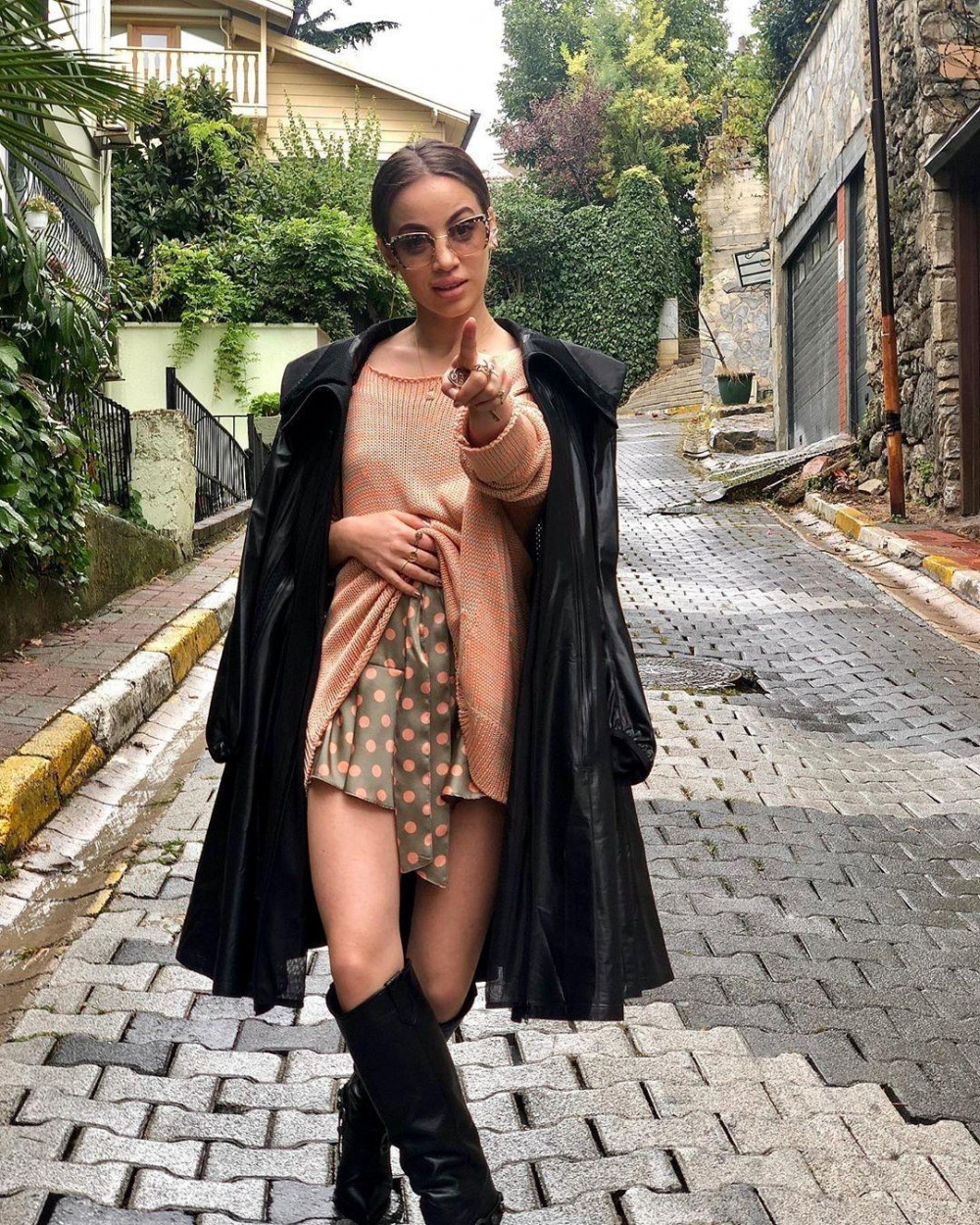 Azərbaycanlı müğənni pozlarına görə tənqid edildi - FOTOLAR